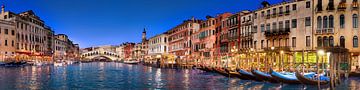 Venetië Kanaal Gande met Rialto Brug . van Voss Fine Art Fotografie