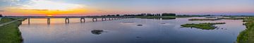 Panoramablick über eine Brücke über den Reevediep-See bei Sonnenuntergang von Sjoerd van der Wal Fotografie