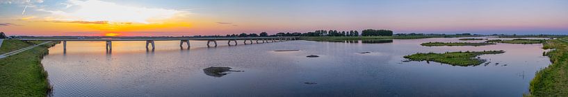 Panoramisch uitzicht over een brug over het Reevediep meer bij zonsondergang van Sjoerd van der Wal Fotografie
