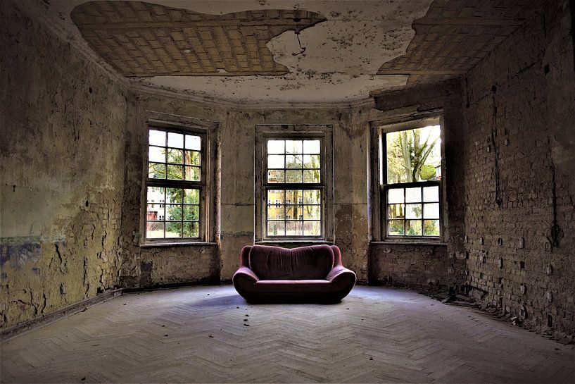 Rotes Sofa Komplettansicht von Ramona Peter