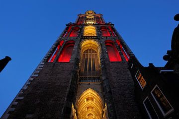 Red and white Dom tower in Utrecht seen from Servetstraat