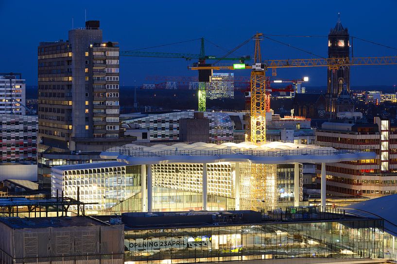 Zicht op stationsgebied in Utrecht van Donker Utrecht