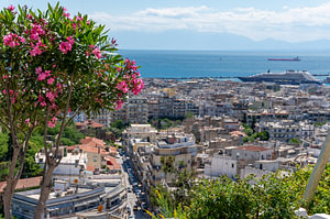 Blick auf die Stadt Thessaloniki in Griechenland mit Meer und Hafen