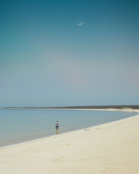 Einsamer Mann am Shell Beach von Iris Berents