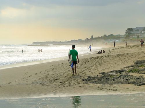 De surfer bij Canggu