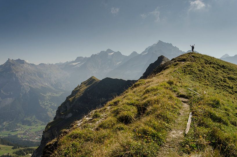 Auf dem Gipfel mit Blick auf die Bluemlisalp im Berner Oberland von Sean Vos