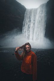 Unter der Kraft des Skógafoss in Island
