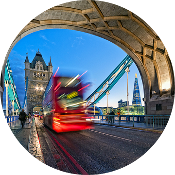 Typisch London! / Tower Bridge van Rob de Voogd / zzapback