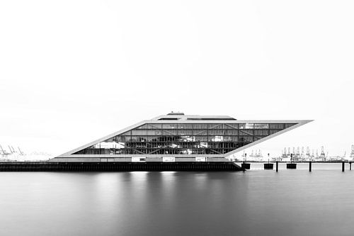 Modern kantoorgebouw in zwart-wit, havengebied Hamburg