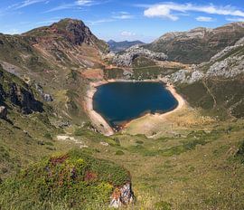 Luftaufnahme des Saliencia-Sees im Nationalpark Somiedo, Asturien von PhotoCluster