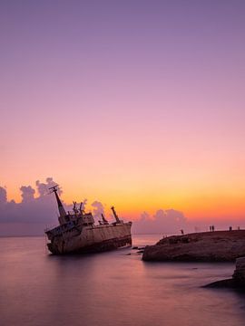Zonsondergang en scheepswrak vlakbij Paphos in Cyprus van Teun Janssen