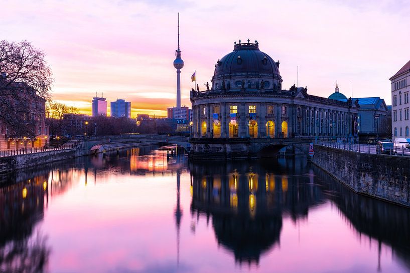 Lever de soleil coloré sur l&#039;île aux musées dans le centre de Berlin par Kim Willems