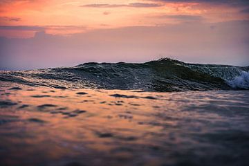 Welle vs. Sonnenuntergang von Björn van den Berg