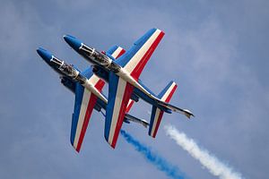 Zwei Flugzeuge der Patrouille Acrobatique de France (PAF) in Aktion während der La Ferté-Alais Airsh von Jaap van den Berg