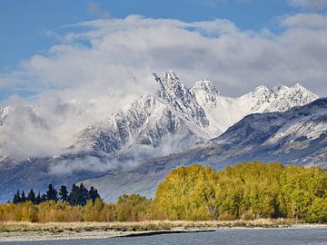 Le Mont Bonpland et les arbres d'automne au bord de la rivière sur Keith Wilson Photography