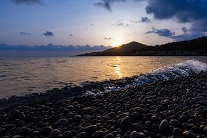 Coucher de soleil sur la plage des pierres