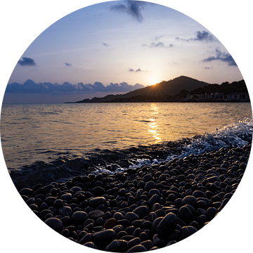 Zonsondergang op het strand van Stenen
