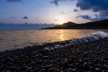 Coucher de soleil sur la plage des pierres sur Dennis Eckert