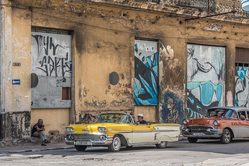 Gelbes klassisches Auto in der Innenstadt von Havanna Kuba von Celina Dorrestein
