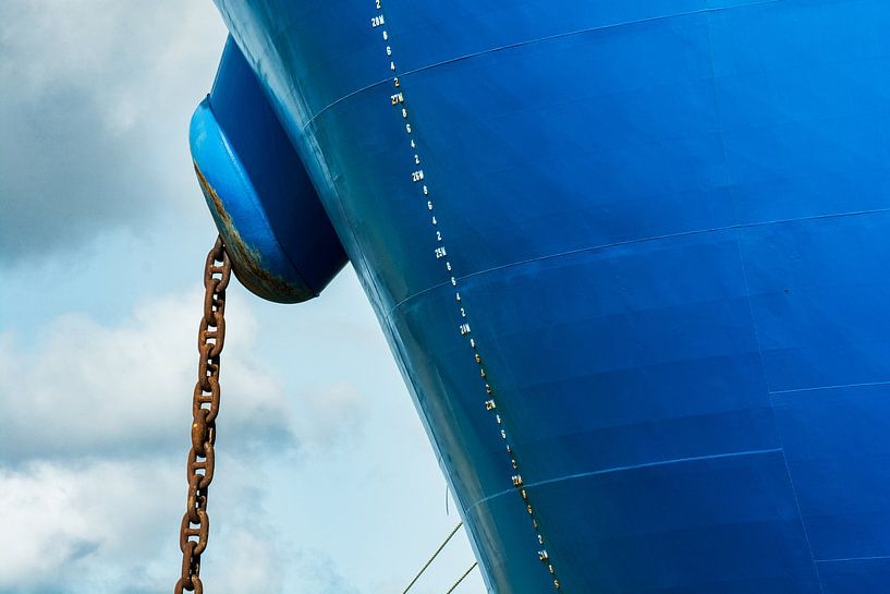 De fel blauwe boeg van het zeeschip van scheepskijkerhavenfotografie