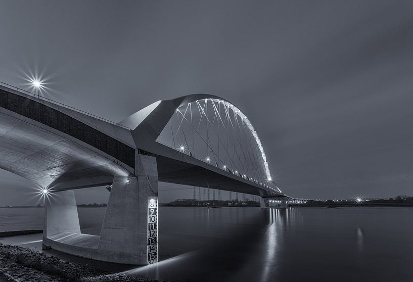 De Oversteek - Nijmegen (Schwarz und Weiß) von Tux Photography