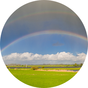 Regenboog tijdens een regen- en hagelbui boven de IJssel. van Sjoerd van der Wal Fotografie