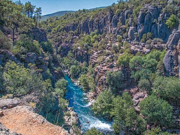 Ansicht des türkisfarbenen Flusses von oben von Nature Life Ambience