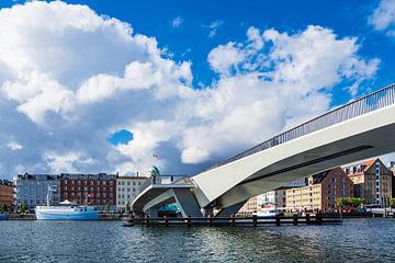 Brücke und Gebäude in der Stadt Kopenhagen, Dänemark sur Rico Ködder