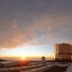 Zonsondergang boven de Very Lage Telescope (panorama) van Fred Kamphues