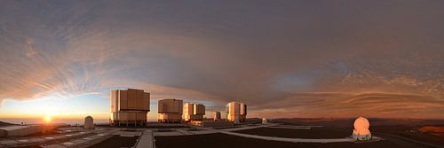 Coucher de soleil sur le Very Low Telescope (panorama)