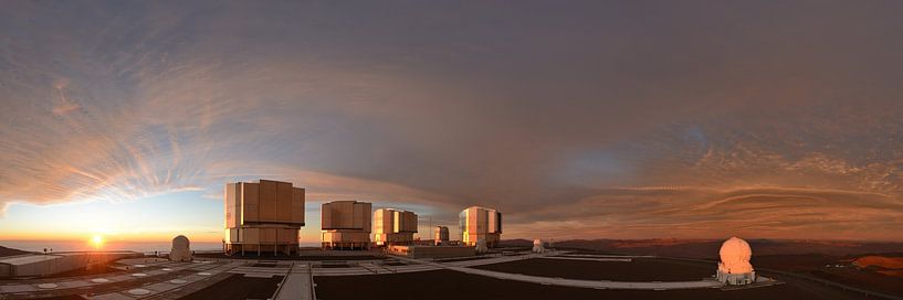 Sonnenuntergang über dem Very Low Telescope (Panorama) von Fred Kamphues