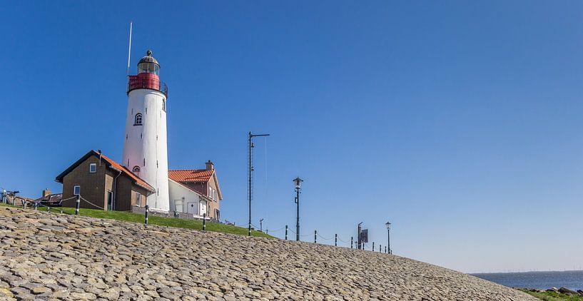 Weißer Leuchtturm auf dem Deich in Urk von Marc Venema