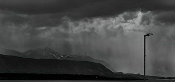 Patagonische storm Andes berg onder zware regenval van Alberto Gutierrez