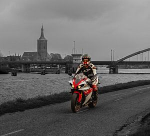 Yamaha mit Skyline von Hasselt (schwarz-weiß)