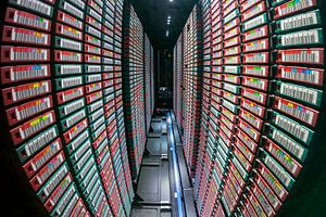 Datenspeicherung auf Bändern; Innere eines IBM Bandroboter mit Hunderten von digitalen Bändern von Evert Jan Luchies