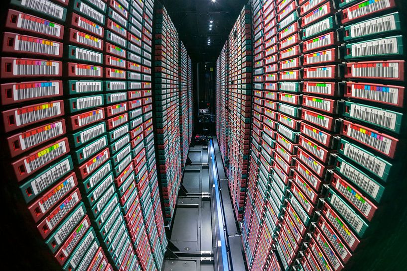 Le stockage des données sur des bandes; intérieur d'une bande robot de IBM avec des centaines de ban par Evert Jan Luchies