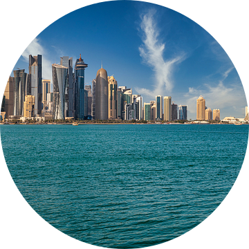 Doha skyline vanaf de corniche promenade middag shot met dhows met Qatar vlag in de Arabische golf o van Mohamed Abdelrazek