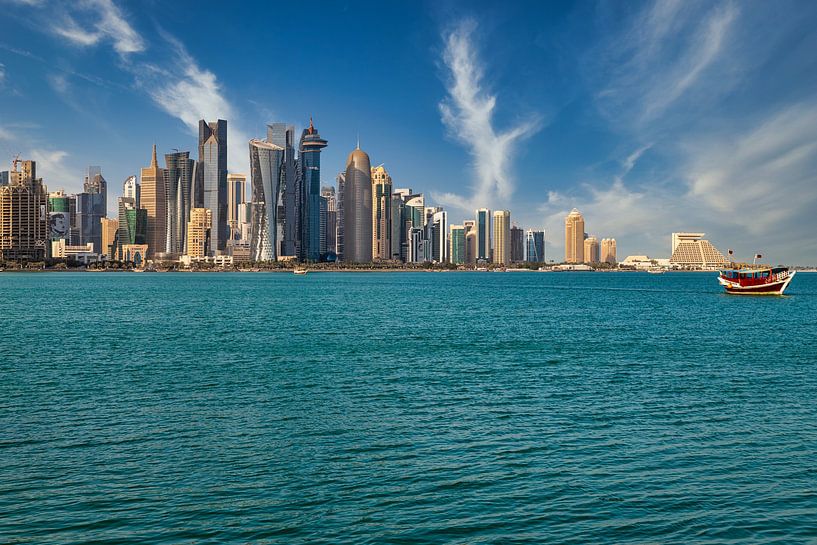 Vue de l'horizon de Doha depuis la promenade de la corniche en après-midi, montrant des boutres avec par Mohamed Abdelrazek