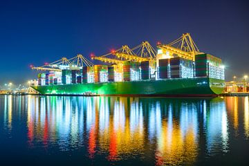 Containerschip aangemeerd bij de containerterminal