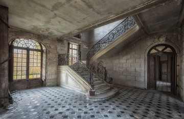 Treppe in verlassenem Schloss von Maikel Brands