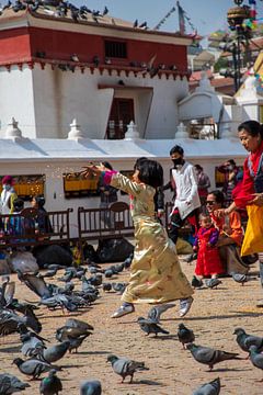 Meisje uit Nepal vlieg door de lucht. van Ton Tolboom