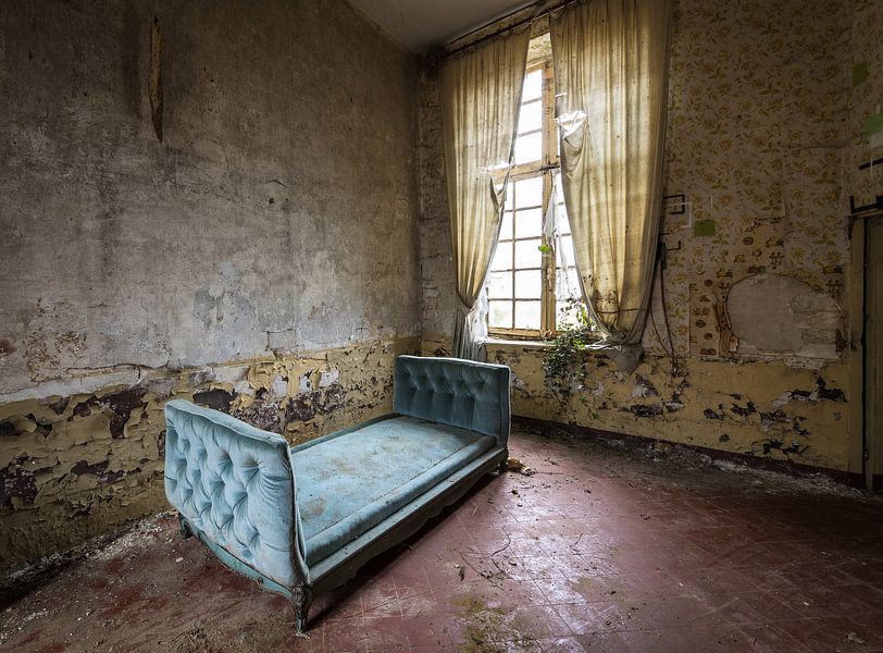 Antikes blaues Bett von Inge van den Brande