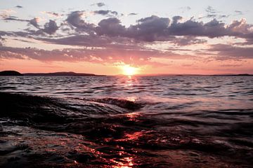 vagues roses sous le coucher du soleil sur le lac scandinave de Carélie sur Michael Semenov