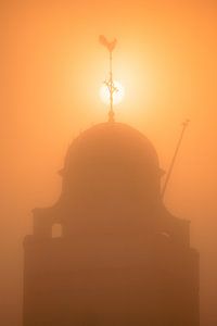 Église blanche de Katwijk avec un soleil brumeux