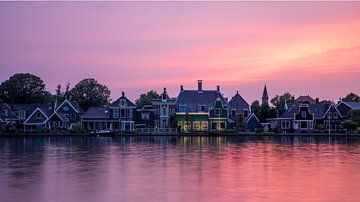 Panorama typisch niederländischer Häuser in Zaandijk mit rosa Himmel bei Sonnenuntergang