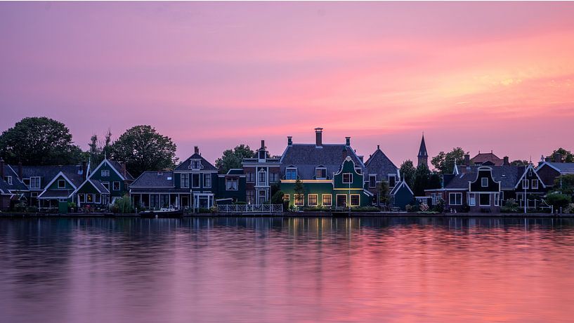 Panorama van typische Nederlandse huisjes in Zaandijk met roze lucht tijdens zonsondergang van Michiel Dros