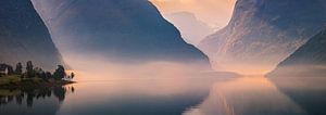 Photo panoramique d'un lever de soleil à Lovatnet