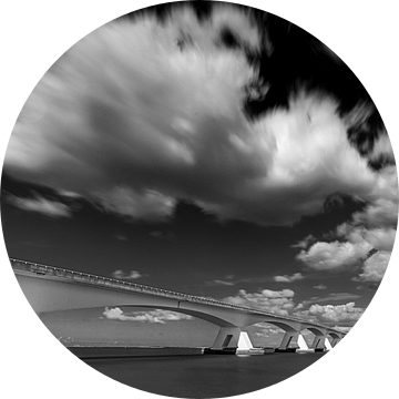 Zeelandbrug zwart wit met bewegende wolken van Linda Raaphorst