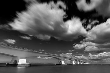 Zeeland Brücke schwarz und weiß mit bewegten Wolken von Linda Raaphorst