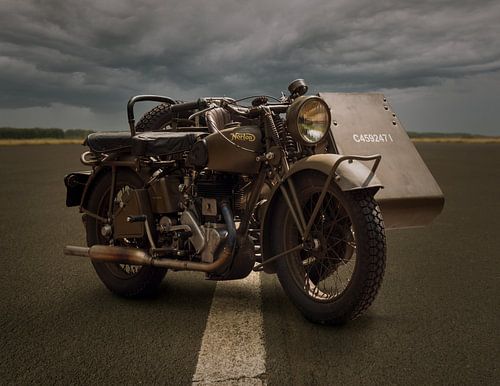 Norton WW2 legermotor op verlaten vliegveld